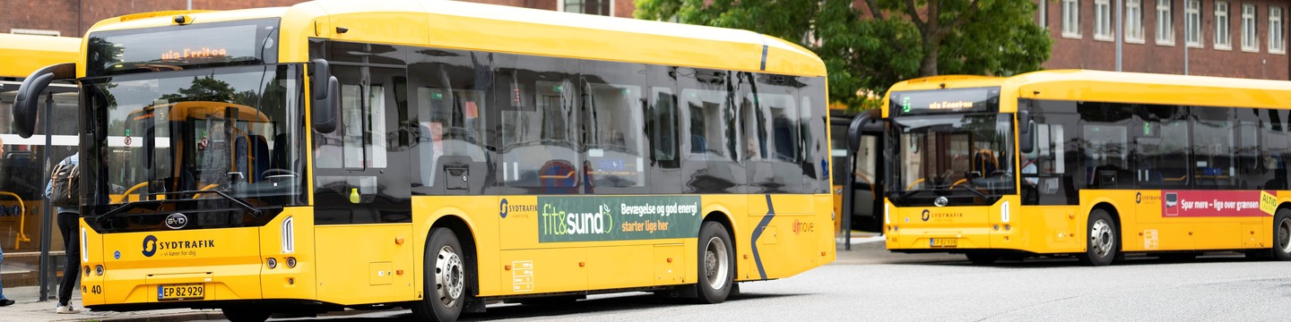 Billede af to bybusser foran Fredericia Banegård. 
