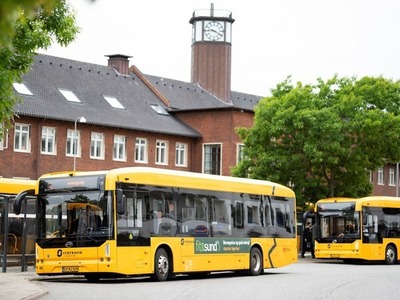 Billede af to bybusser foran Fredericia Banegård. 